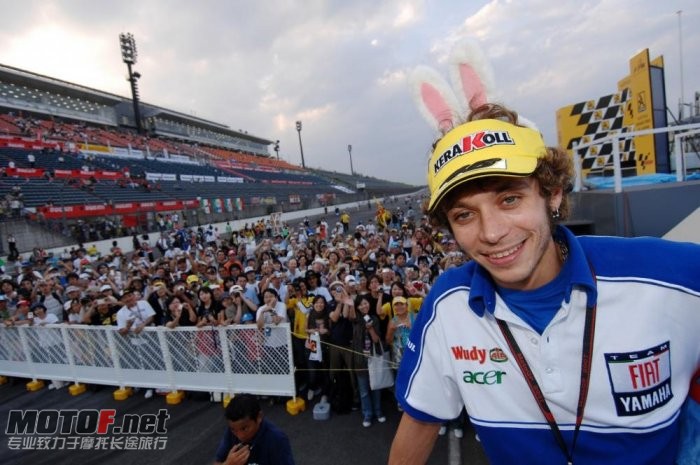 valentino-rossi-yamaha-76_jpg_700.jpg