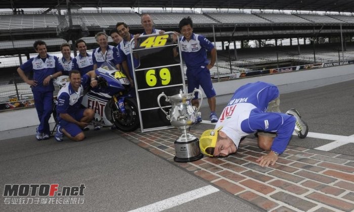 valentino-rossi-yamaha-99_jpg_700.jpg