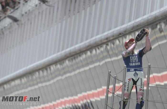 valentino-rossi-yamaha-93_jpg_700.jpg