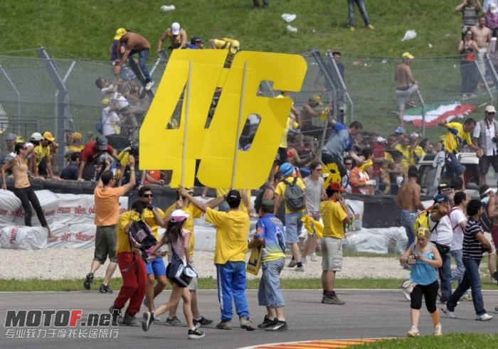valentino-rossi-yamaha-89_jpg_700.jpg