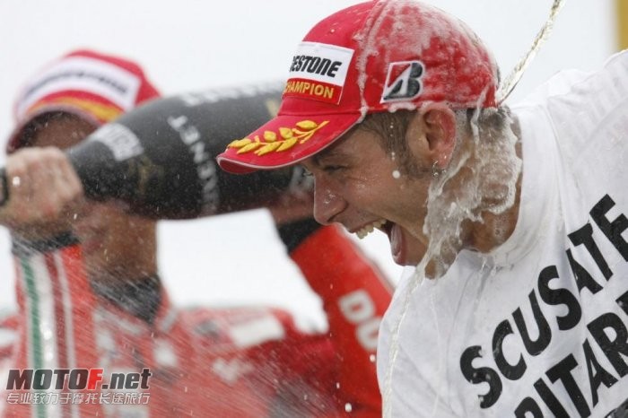 valentino-rossi-yamaha-103_jpg_700.jpg