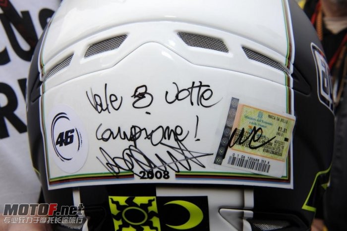 valentino-rossi-yamaha-101_jpg_700.jpg