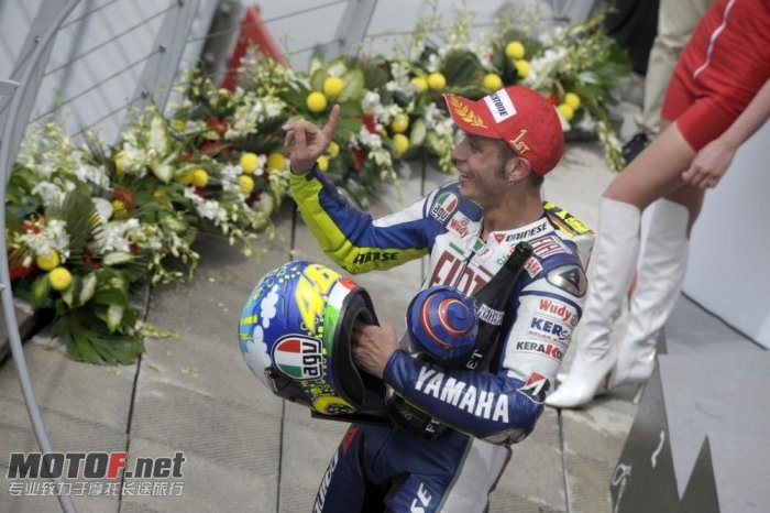 valentino-rossi-yamaha-90_jpg_700.jpg
