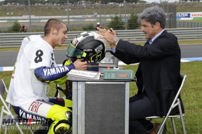 valentino-rossi-yamaha-104_jpg_700.jpg