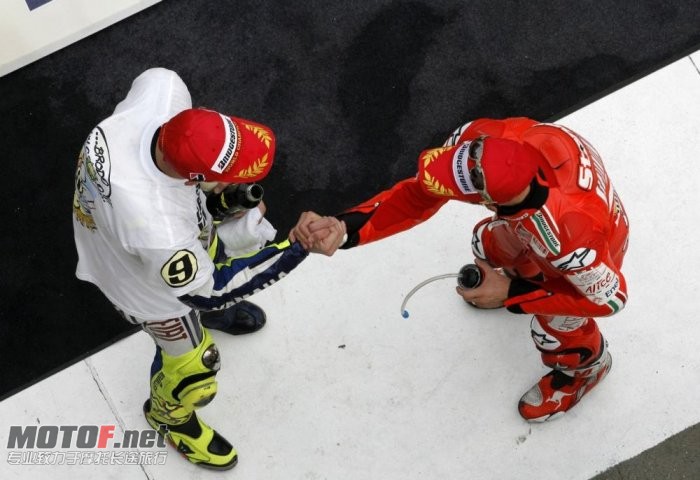 valentino-rossi-yamaha-130_jpg_700.jpg