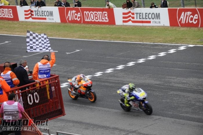 valentino-rossi-yamaha-118_jpg_700.jpg