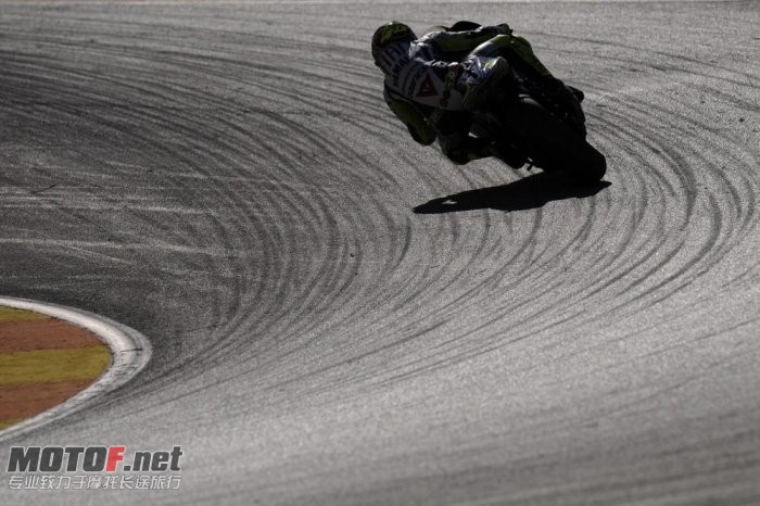 valentino-rossi-yamaha-132_jpg_700.jpg