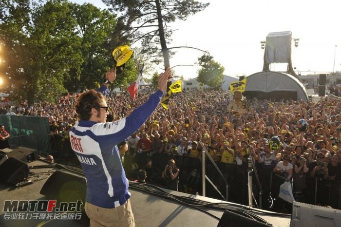 valentino-rossi-yamaha-140_jpg_700.jpg